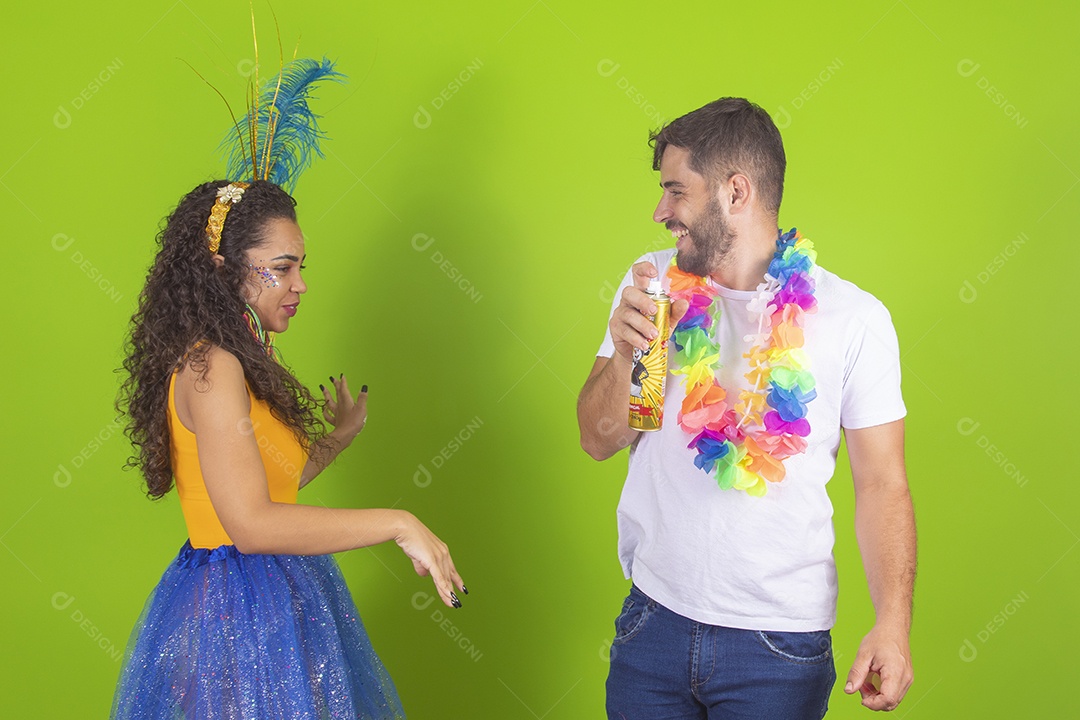 Casal de jovens homem e mulher usando fantasia de carnaval