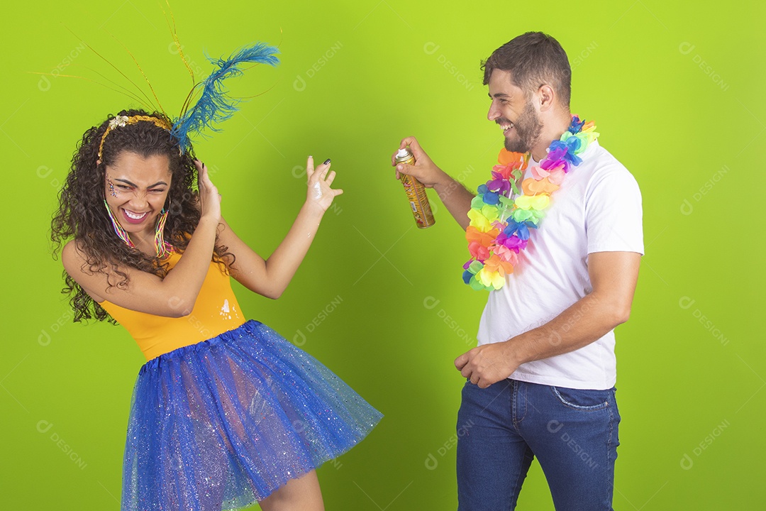 Casal de jovens homem e mulher usando fantasia de carnaval
