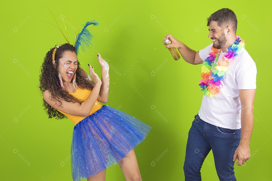Casal de jovens homem e mulher usando fantasia de carnaval