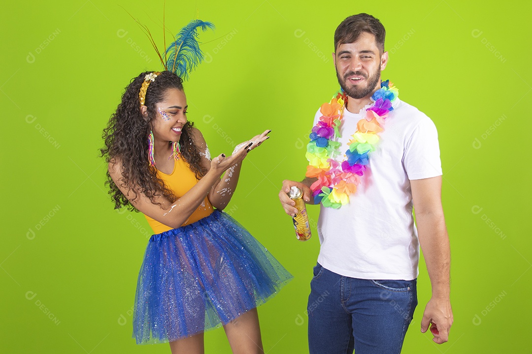 Casal de jovens homem e mulher usando fantasia de carnaval
