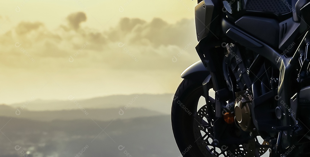 Detalhe da roda dianteira e do motor de uma moto estacionada