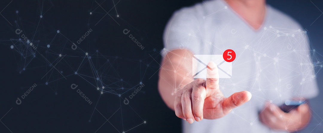 Pessoas de negócios tocam no e-mail na tela virtual. tecnologia de internet. Novo conceito de notificação de e-mail