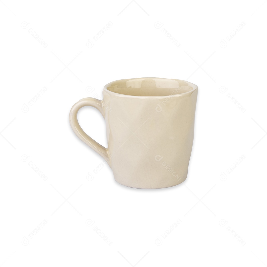 Caneca de cerâmica marrom clara isolada sobre fundo branco.