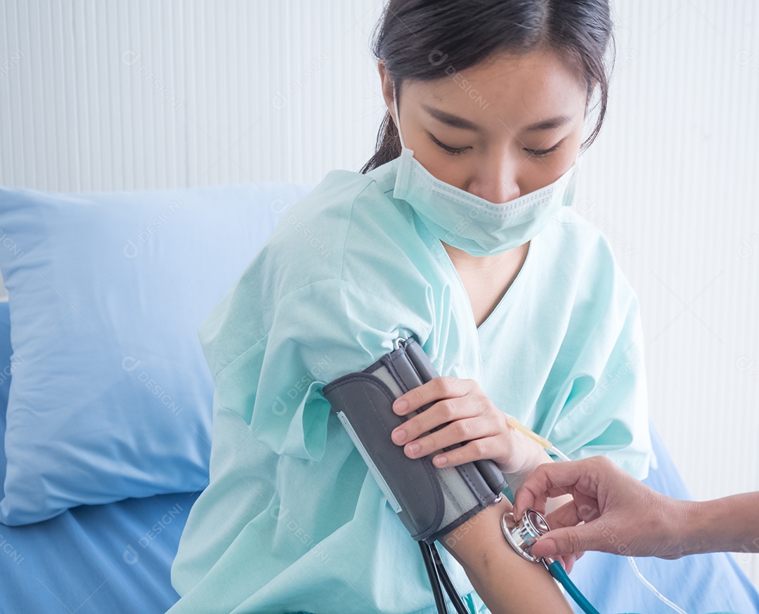 Enfermeira aferindo pressão de paciente
