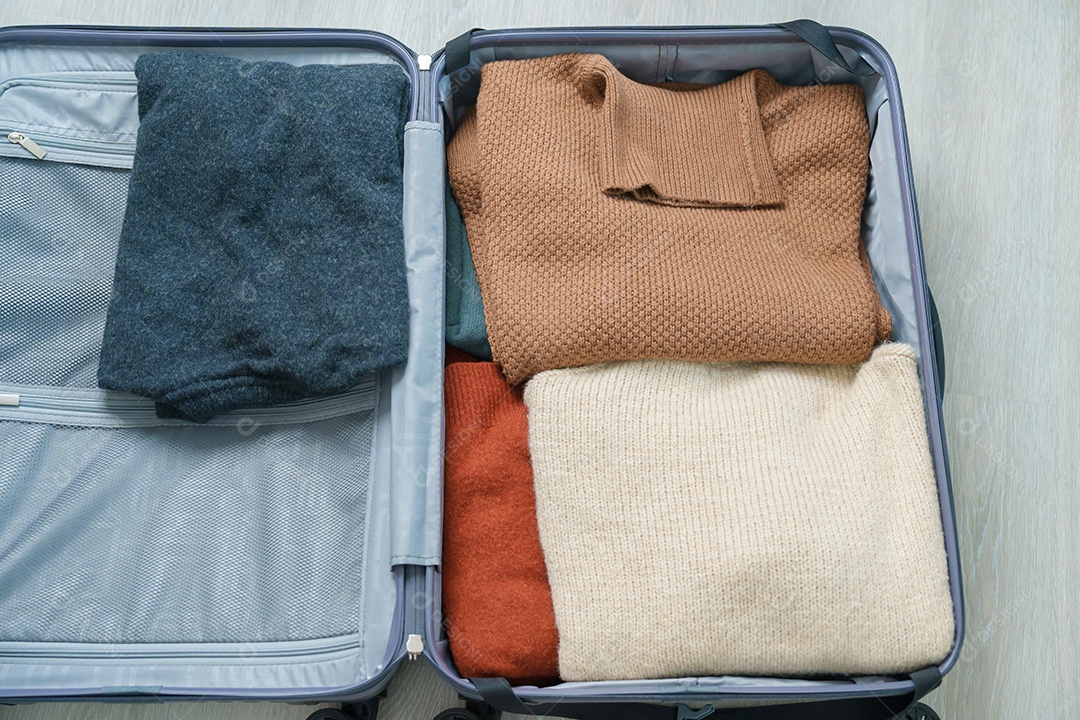 Roupas de inverno na bagagem. Hora de viajar, viajar, relaxar