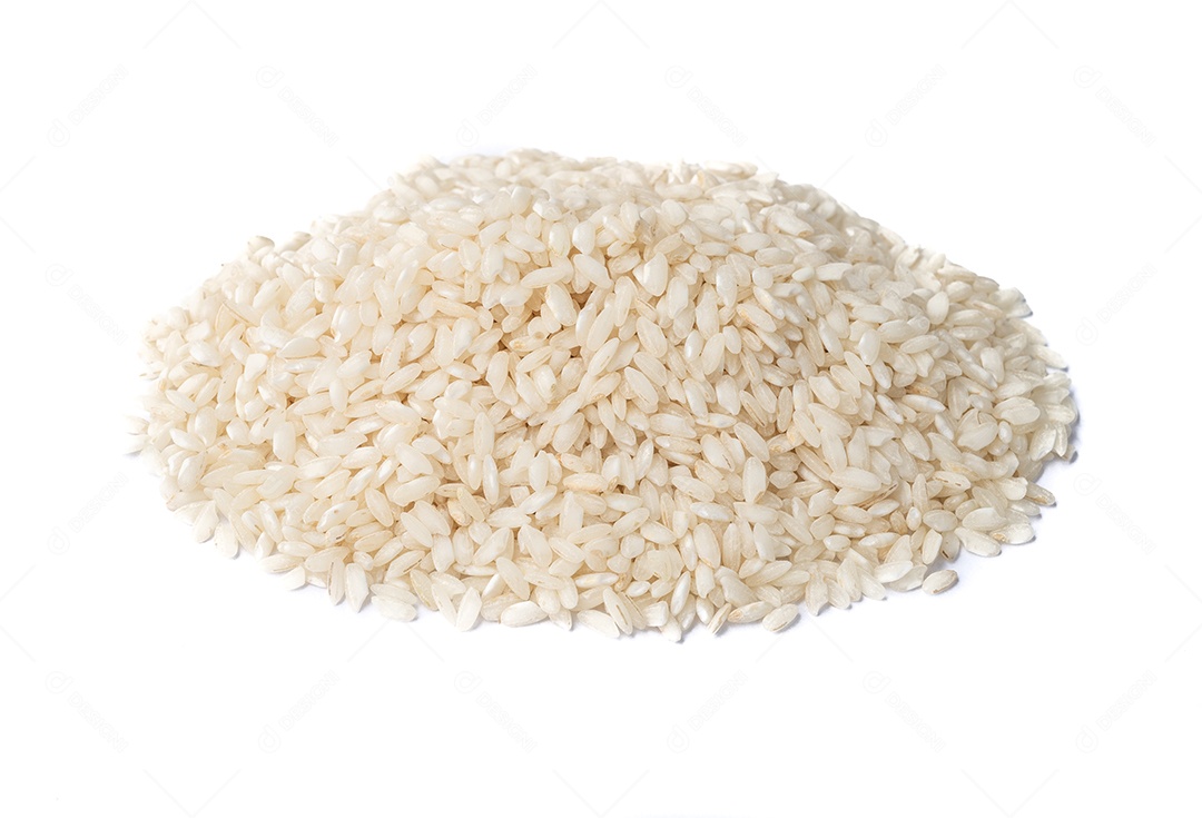 Uma pilha de arroz carnaroli cru isolado sobre fundo branco.