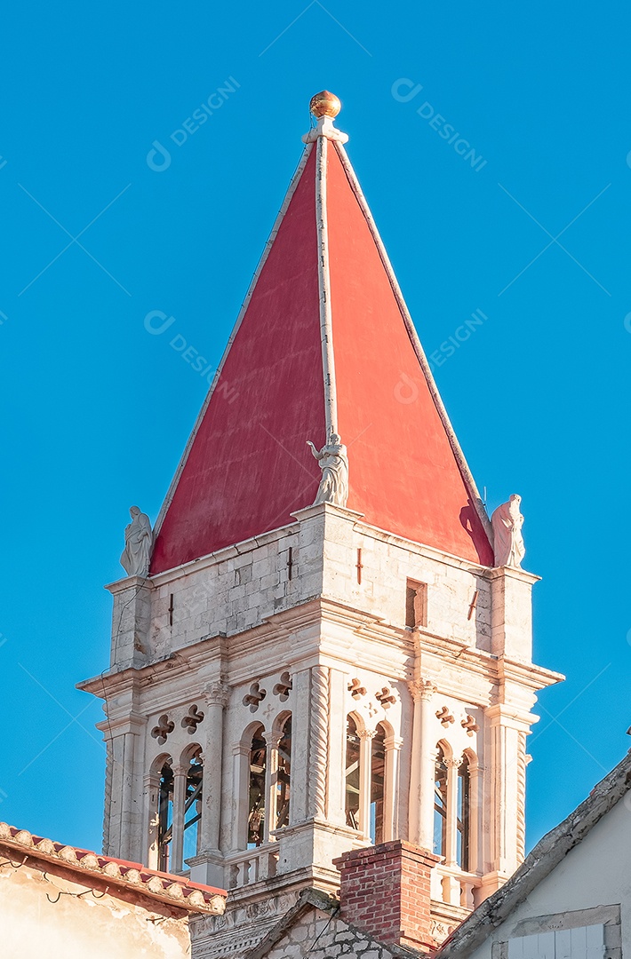 Torre da Catedral de São Lourenço isolada no céu azul