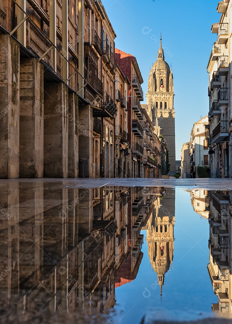 Uma bela vista matinal do reflexo da torre da catedral de Salamanca