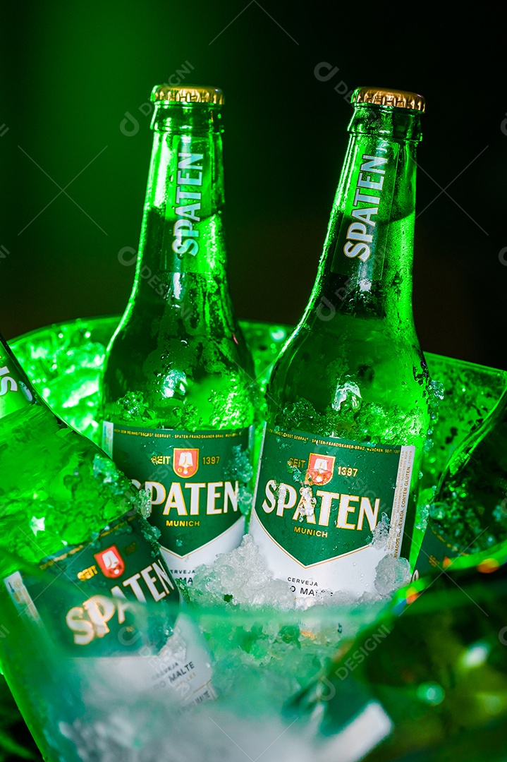 Balde de cerveja gelada Spaten sobre uma mesa de bar