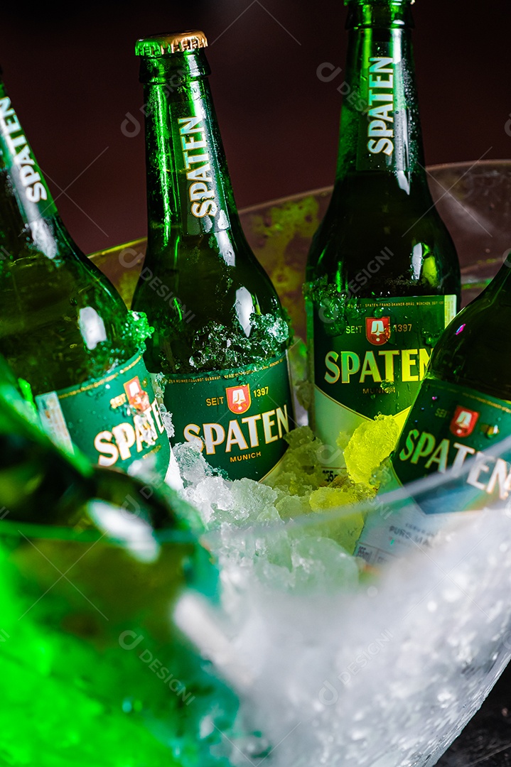 Balde de cerveja gelada Spaten sobre uma mesa de bar