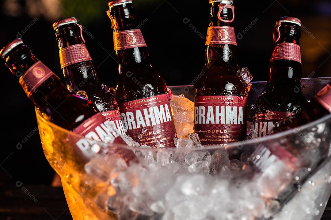 Balde de cerveja gelada Brahma sobre uma mesa de bar