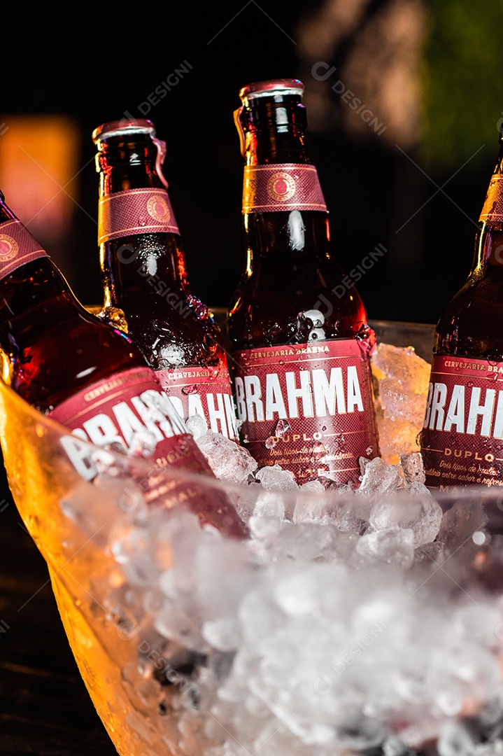 Balde de cerveja gelada Brahma sobre uma mesa de bar