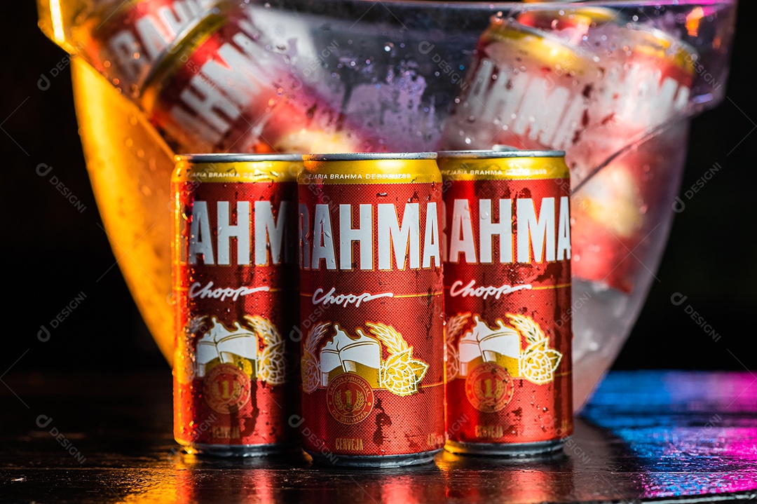 Balde de cerveja gelada Brahma sobre uma mesa de bar