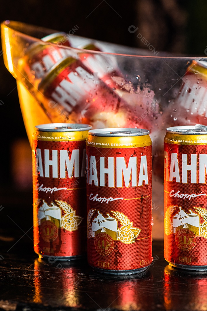 Balde de cerveja gelada Brahma sobre uma mesa de bar