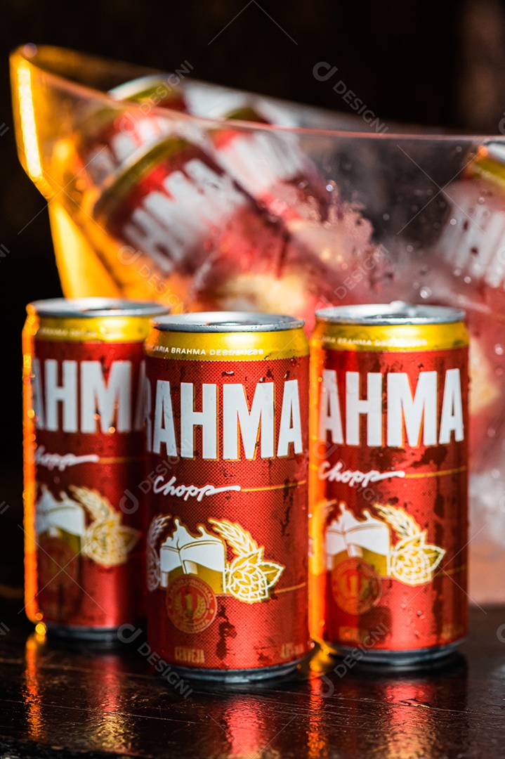 Balde de cerveja gelada Brahma sobre uma mesa de bar