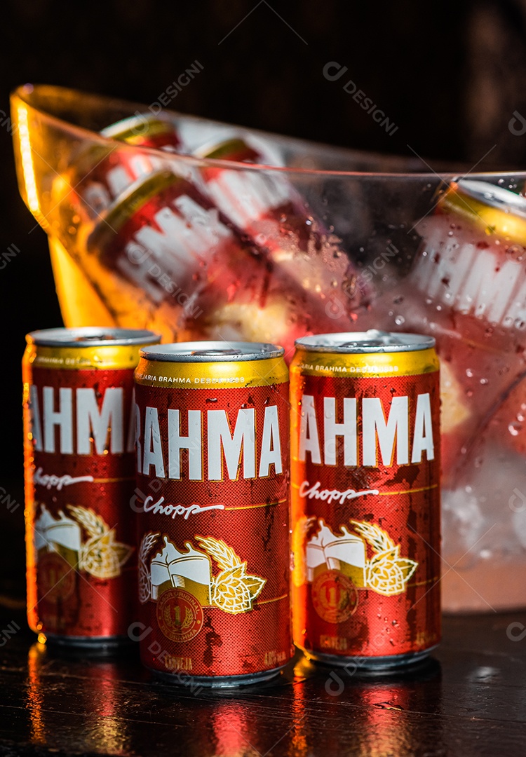 Balde de cerveja gelada Brahma sobre uma mesa de bar