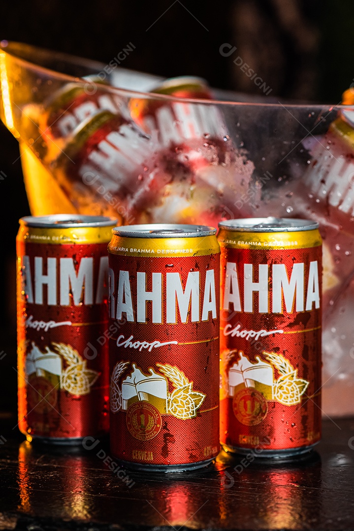 Balde de cerveja gelada Brahma sobre uma mesa de bar