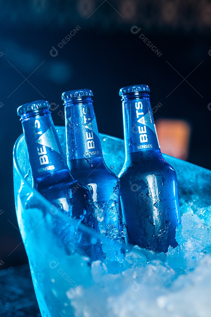 Balde de cerveja gelada Skol Beats sobre uma mesa de bar