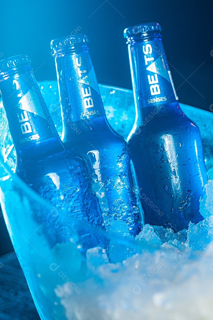 Balde de cerveja gelada Skol Beats sobre uma mesa de bar