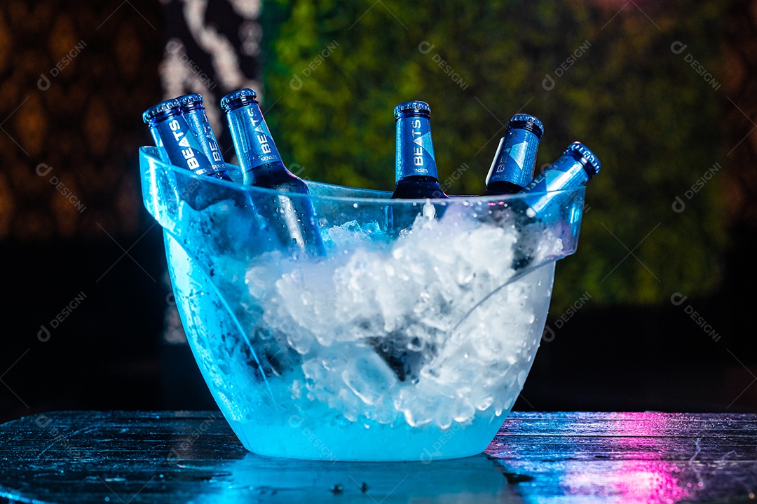 Balde de cerveja gelada Skol Beats sobre uma mesa de bar