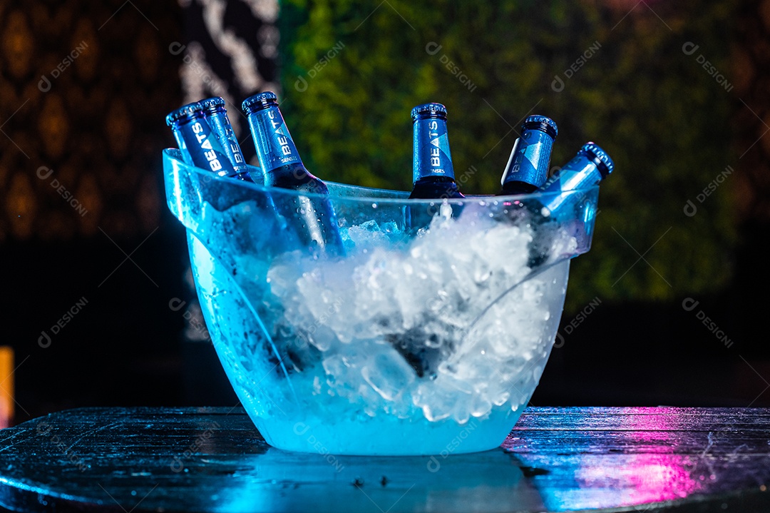 Balde de cerveja gelada Skol Beats sobre uma mesa de bar