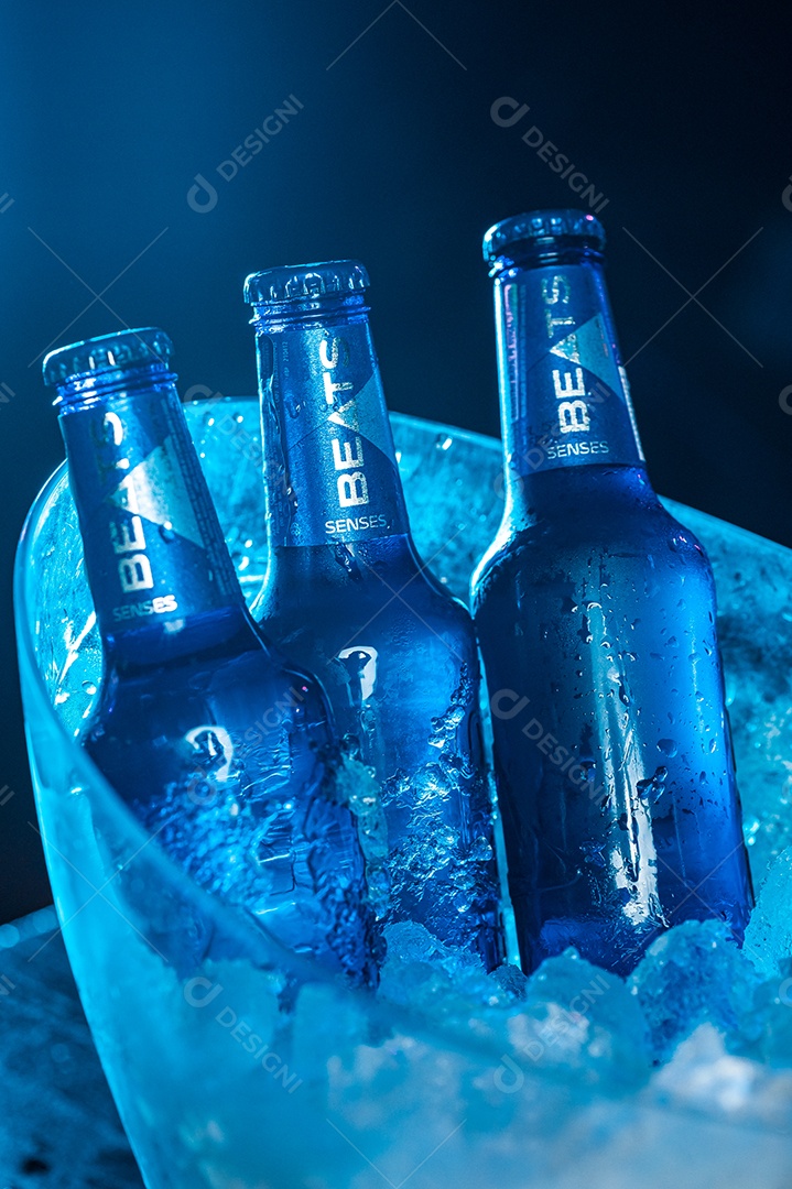 Balde de cerveja gelada Skol Beats sobre uma mesa de bar