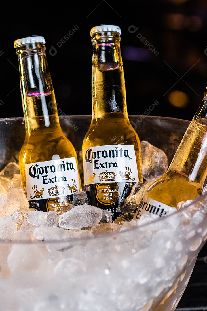Balde de cerveja gelada Corona sobre uma mesa de bar