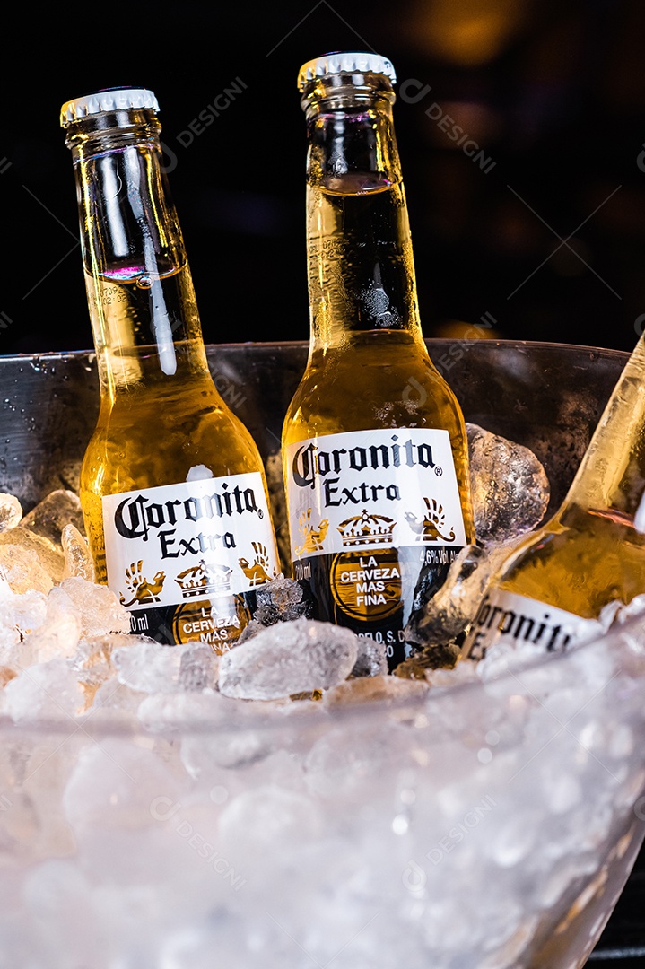 Balde de cerveja gelada Corona sobre uma mesa de bar