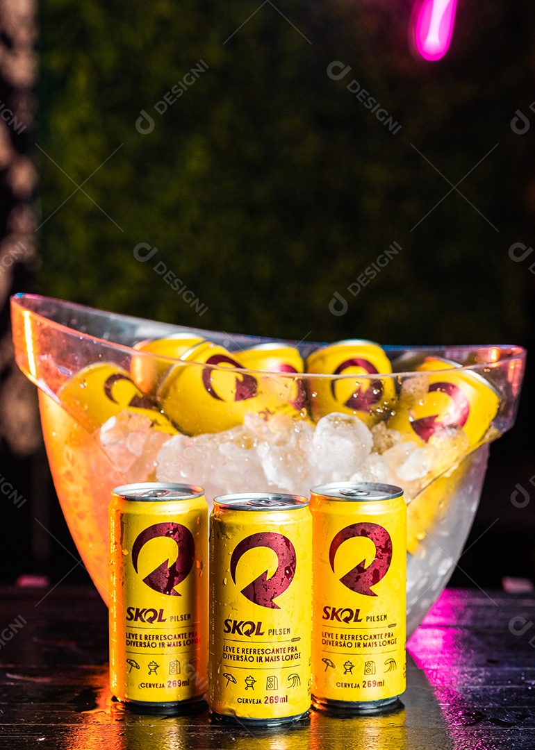 Balde de cerveja gelada Skol sobre uma mesa de bar