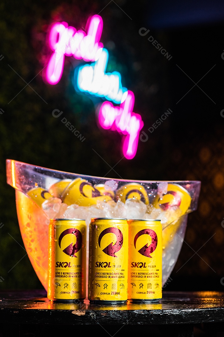 Balde de cerveja gelada Skol sobre uma mesa de bar