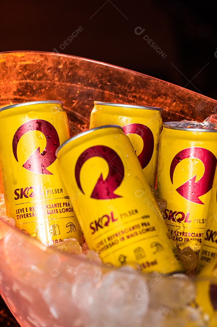 Balde de cerveja gelada Skol sobre uma mesa de bar