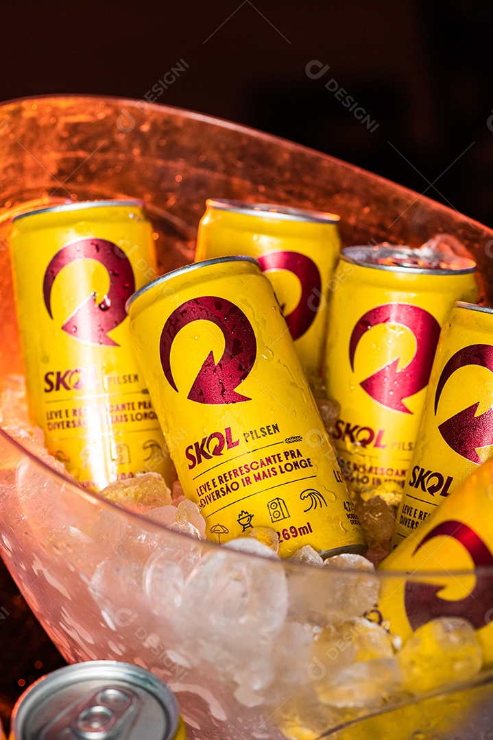 Balde de cerveja gelada Skol sobre uma mesa de bar