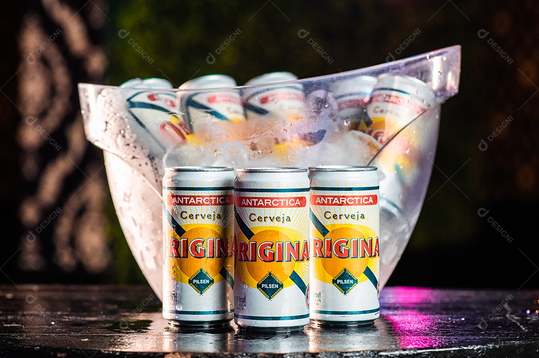 Balde de cerveja gelada Império sobre uma mesa de bar