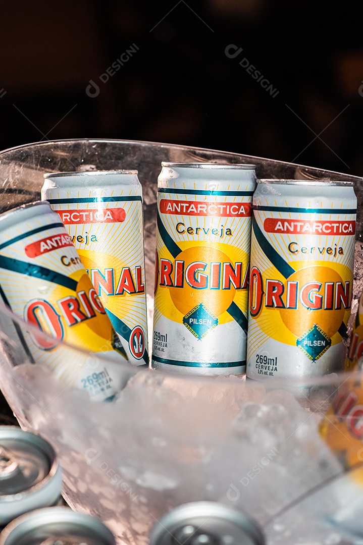 Balde de cerveja gelada Império sobre uma mesa de bar