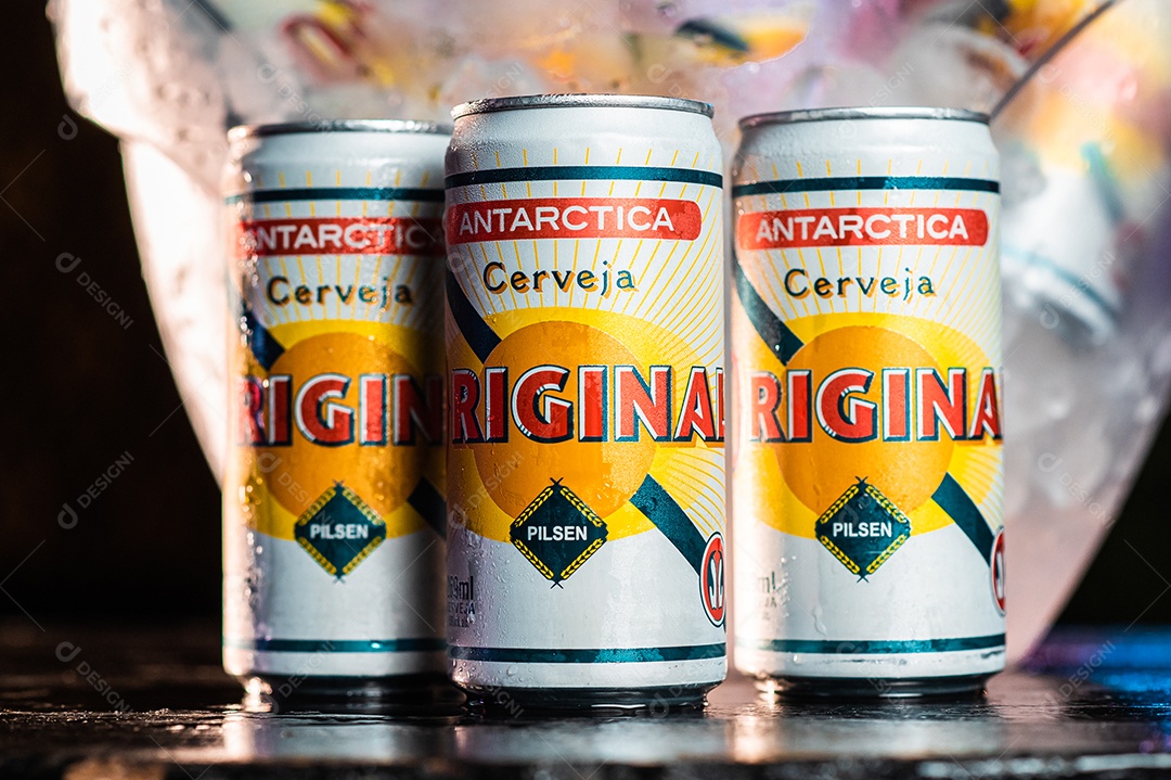 Balde de cerveja gelada Império sobre uma mesa de bar