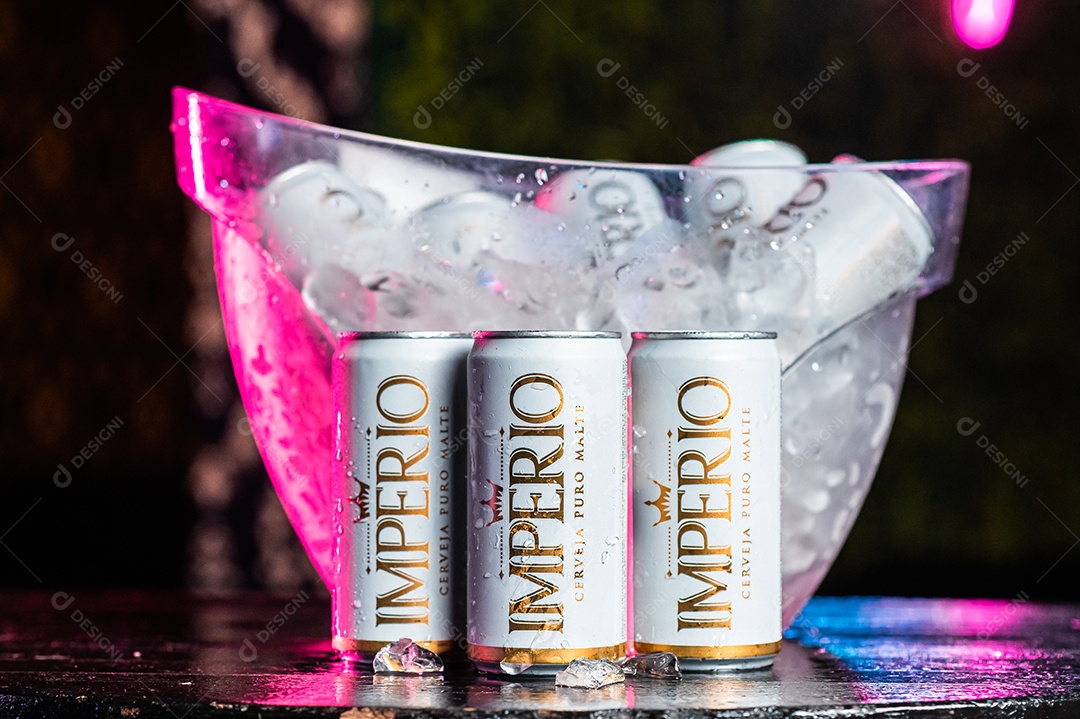 Balde de cerveja gelada Império sobre uma mesa de bar