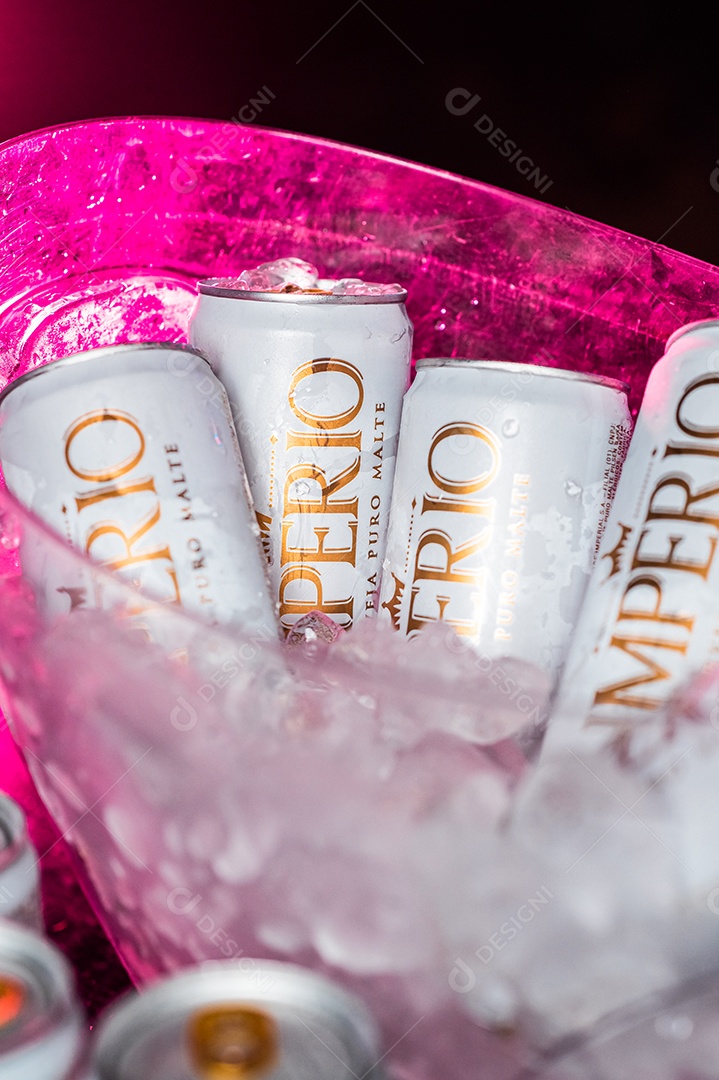 Balde de cerveja gelada Império sobre uma mesa de bar