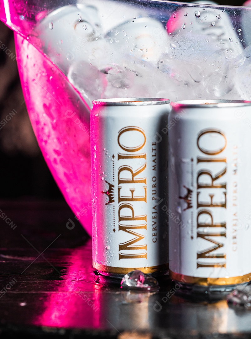 Balde de cerveja gelada Império sobre uma mesa de bar