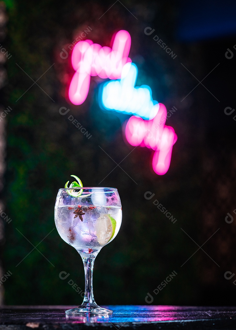 Drink sobre uma mesa de boteco