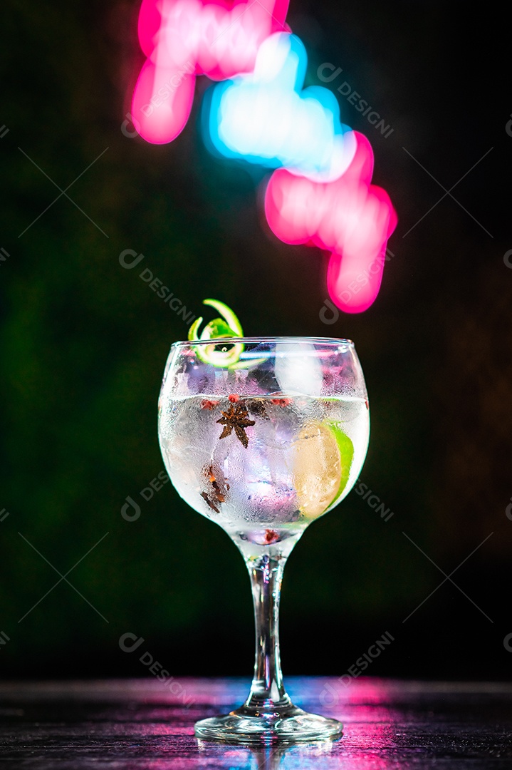 Drink sobre uma mesa de boteco