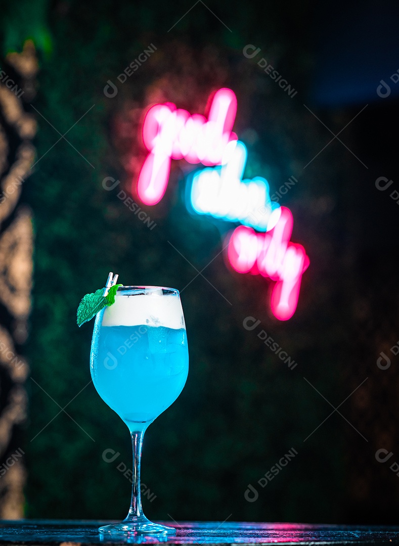 Drink sobre uma mesa de boteco