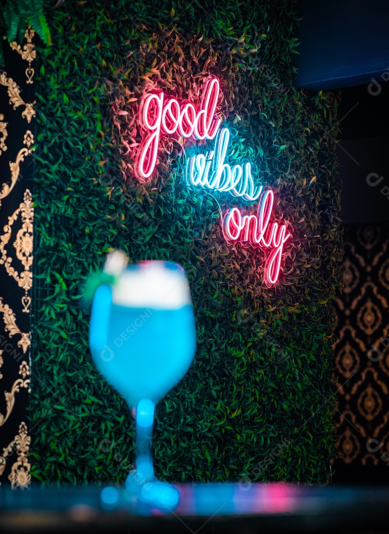 Drink sobre uma mesa de boteco