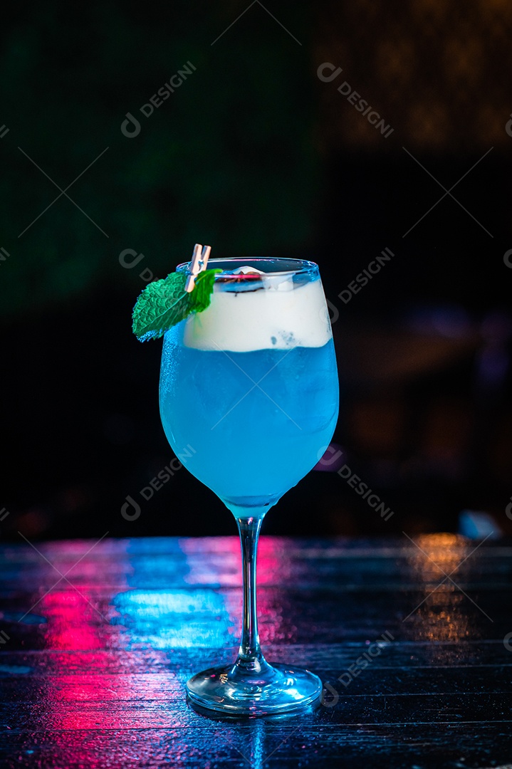 Drink sobre uma mesa de boteco