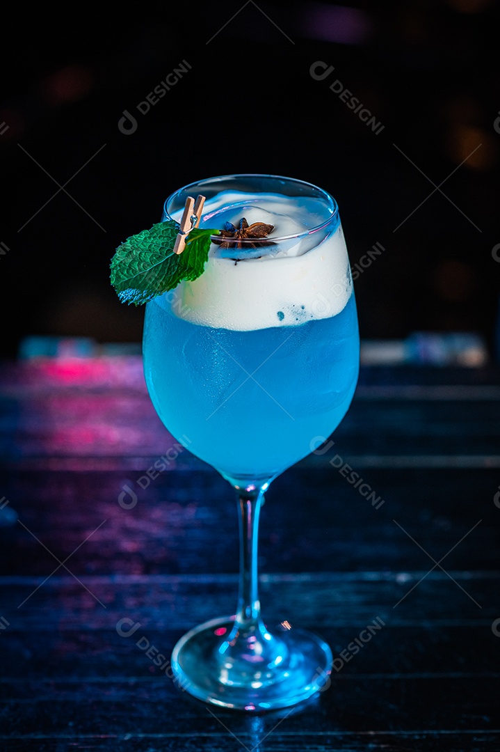 Drink sobre uma mesa de boteco