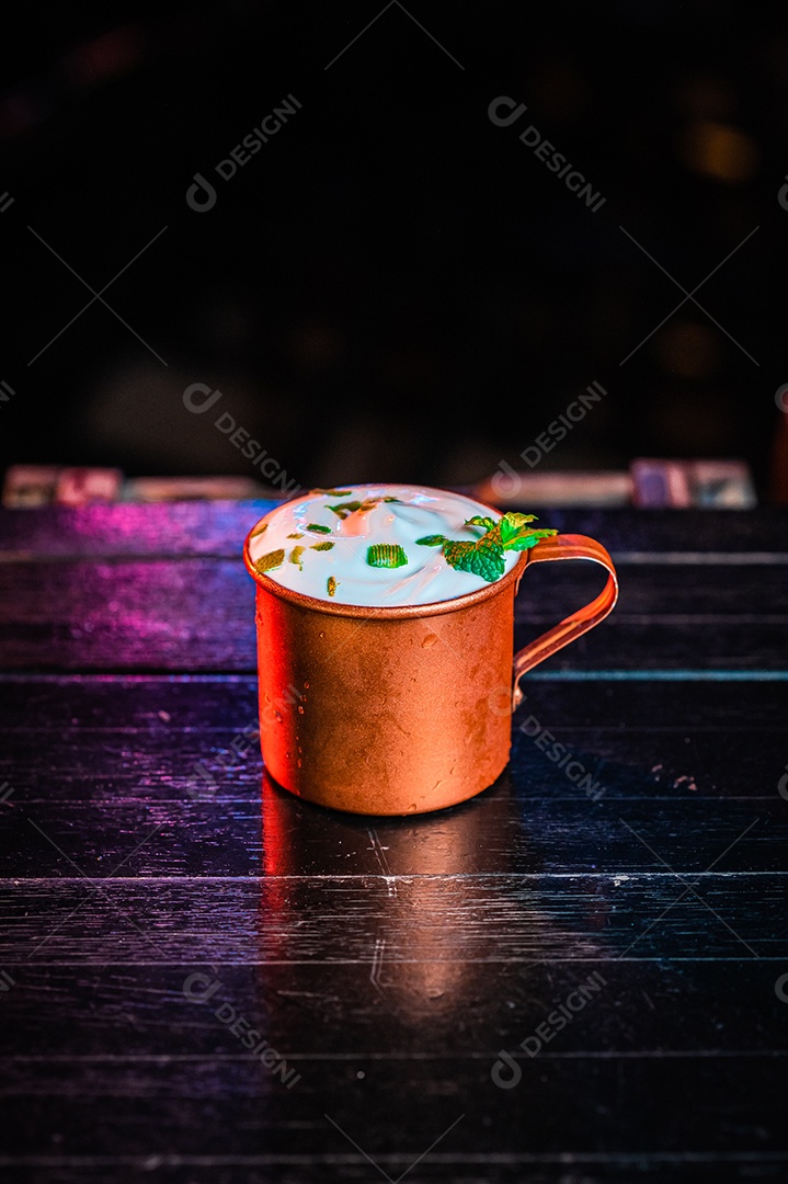 Drink sobre uma mesa de boteco