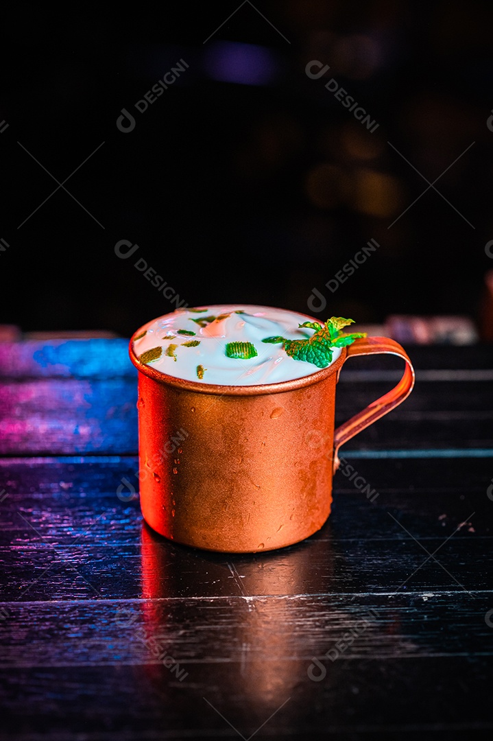 Drink sobre uma mesa de boteco