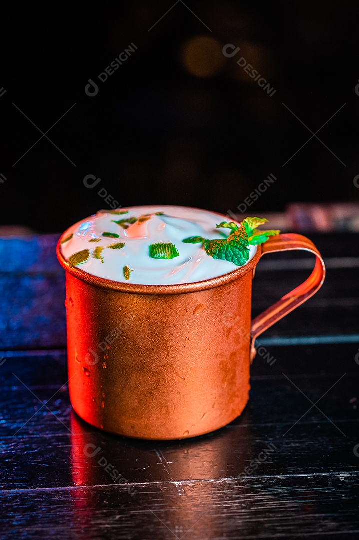 Drink sobre uma mesa de boteco