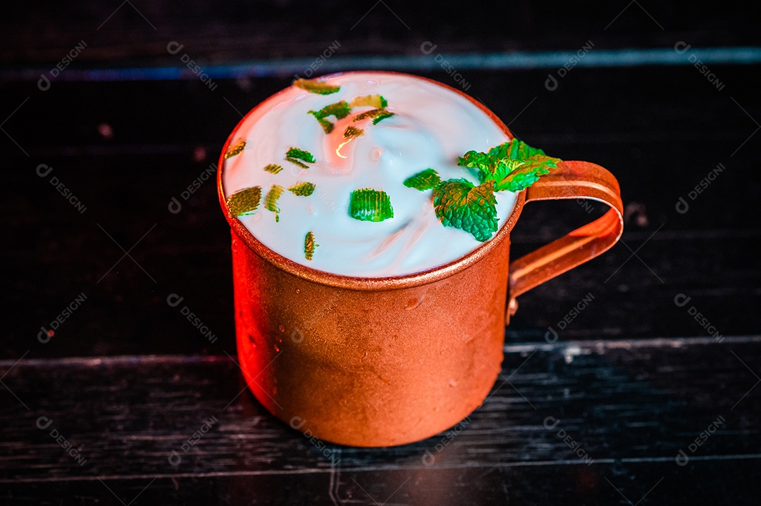 Drink sobre uma mesa de boteco