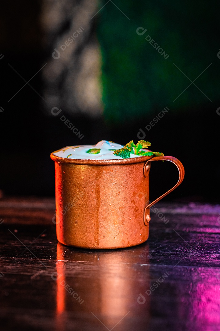 Drink sobre uma mesa de boteco