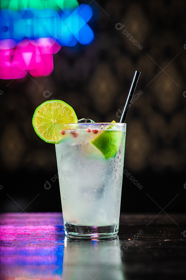 Drink sobre uma mesa de boteco